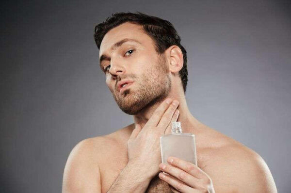Man using after shave gel